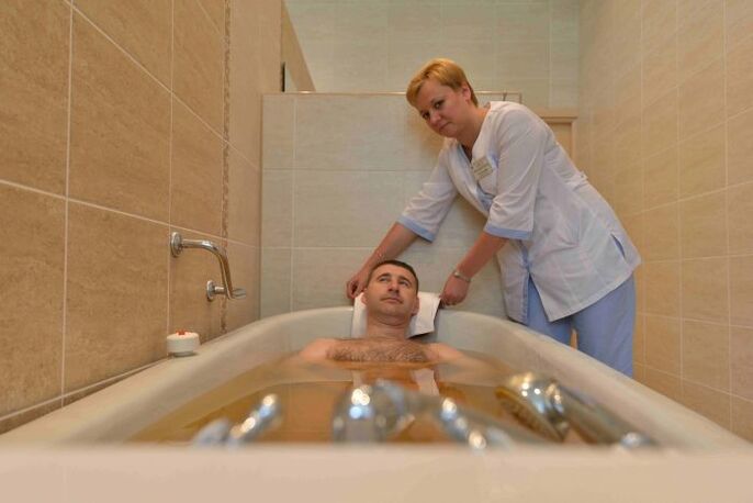 kupanje četinarske kupke od strane muškarca za liječenje prostatitisa